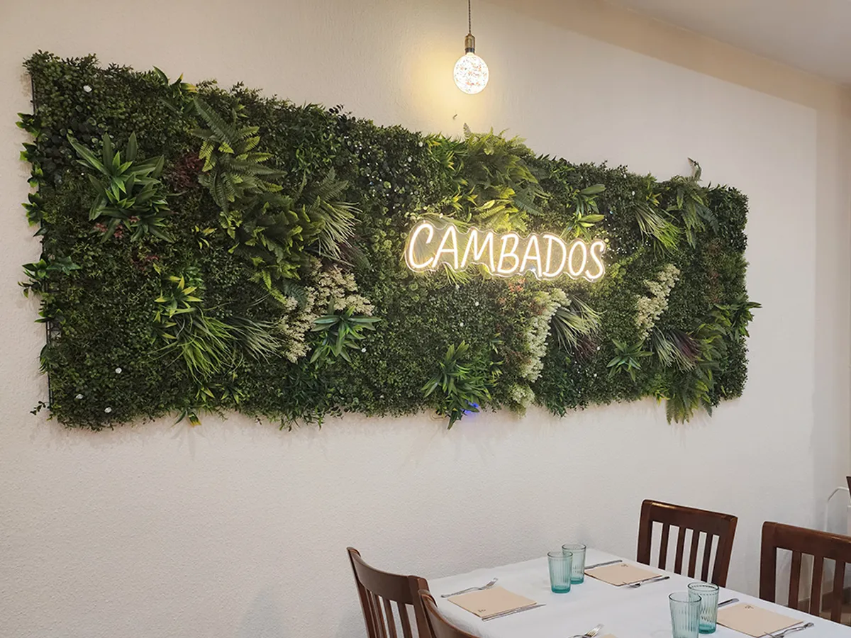 Rótulo de neón Cambados en jardín vertical